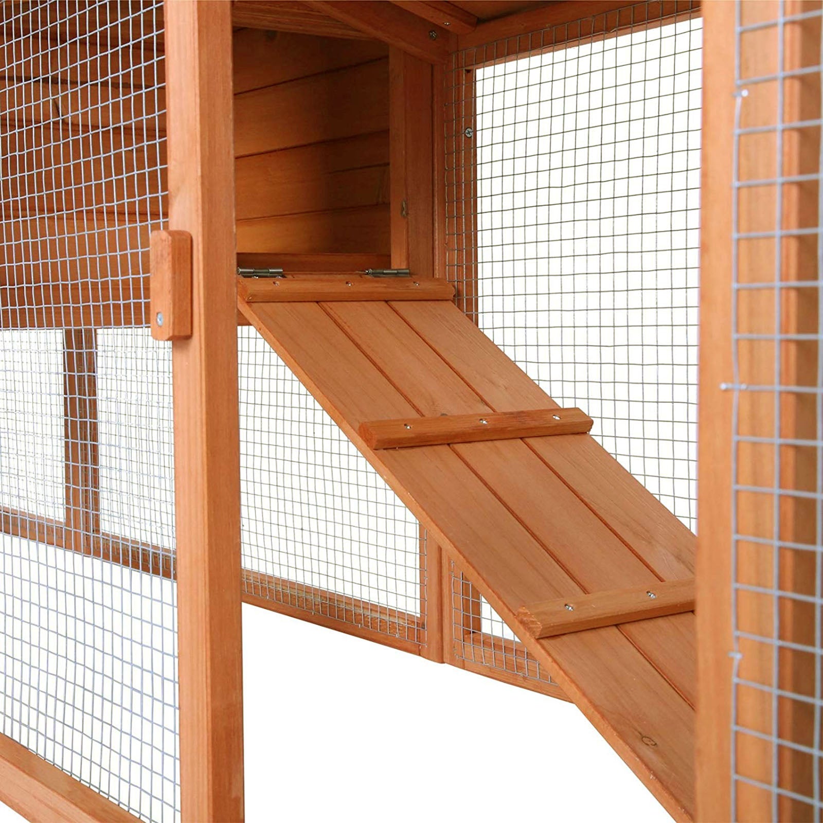 Rampe aus Tannenholz zum erleichterten Aufstieg in die zweite Etage