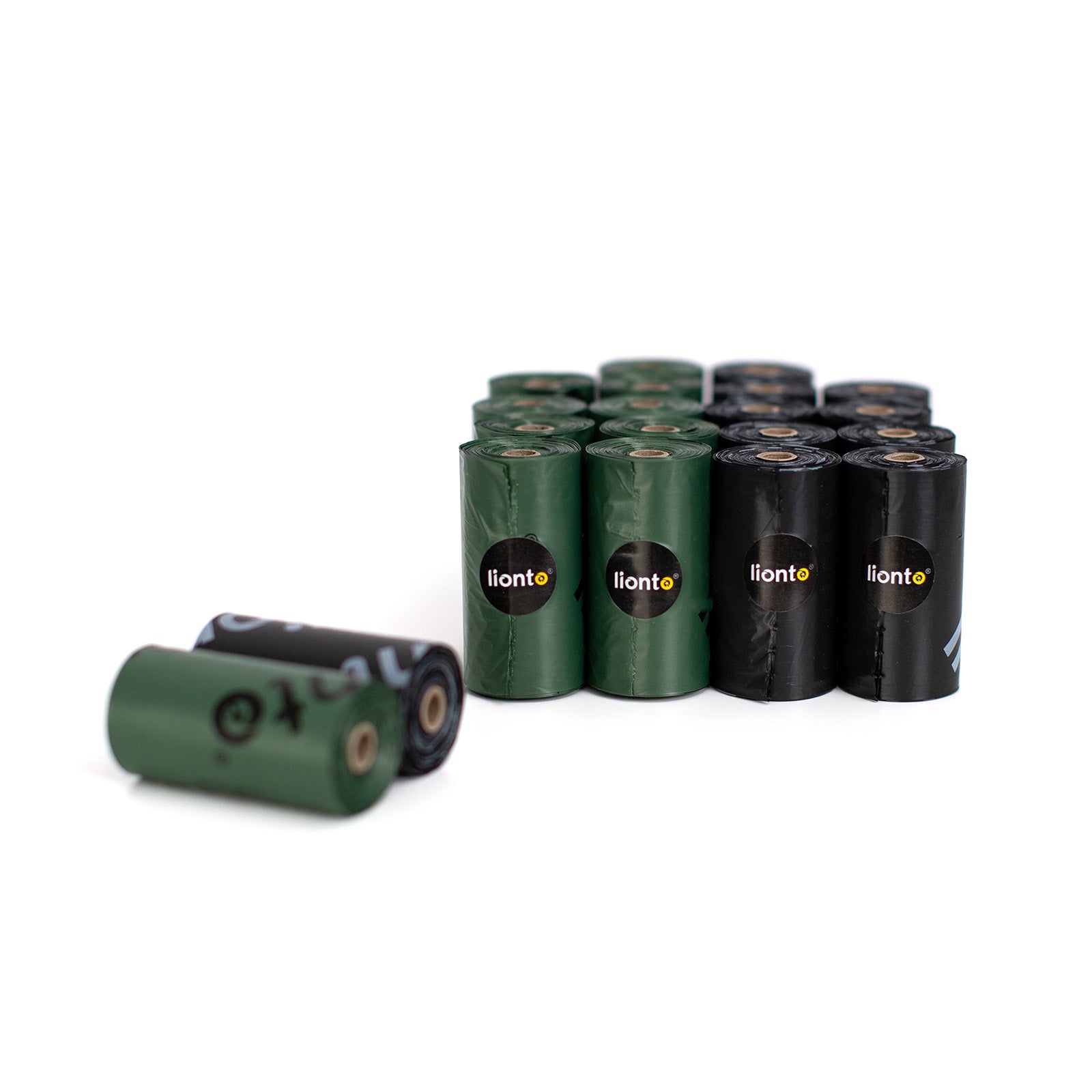 Hundekotbeutel-Rollen in grün und schwarz, aneinandergereiht augfgestellt, zwei Rollen liegen daneben