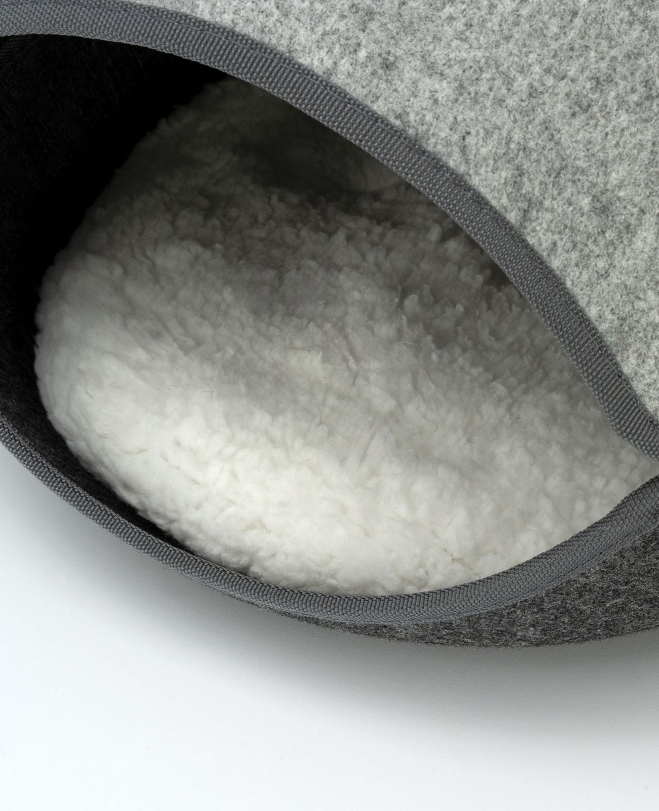 Katzenhöhle aus Filz mit weichem Kissen