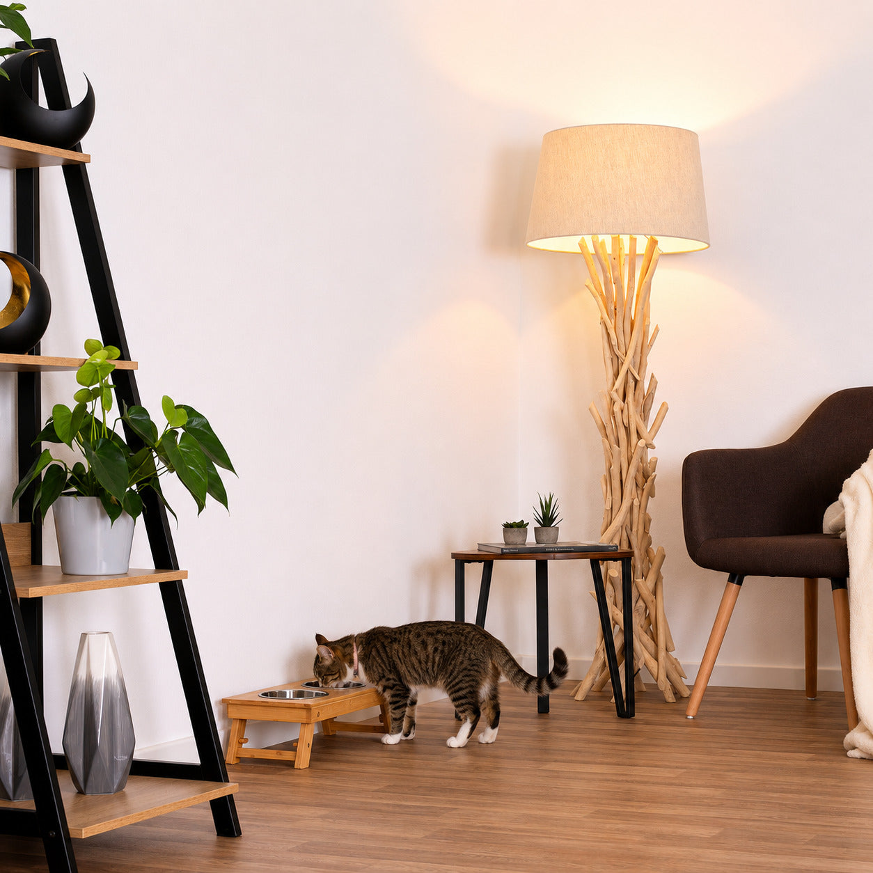 Futterstation für Katzen mit Bambusgestell